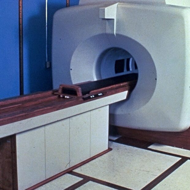 Diasonics-brand-MRI-scanner-1984-900×620 Diasonics brand mri scanner 1984 900x620