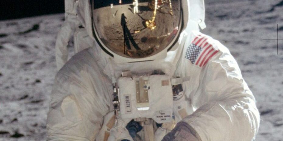 Neal armstrong on the moon 930x620