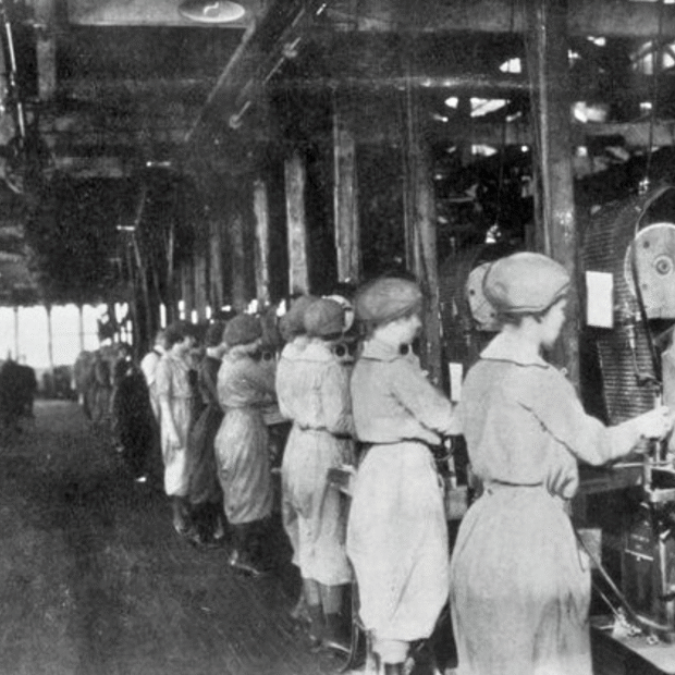Women loading shell fuses 930x620
